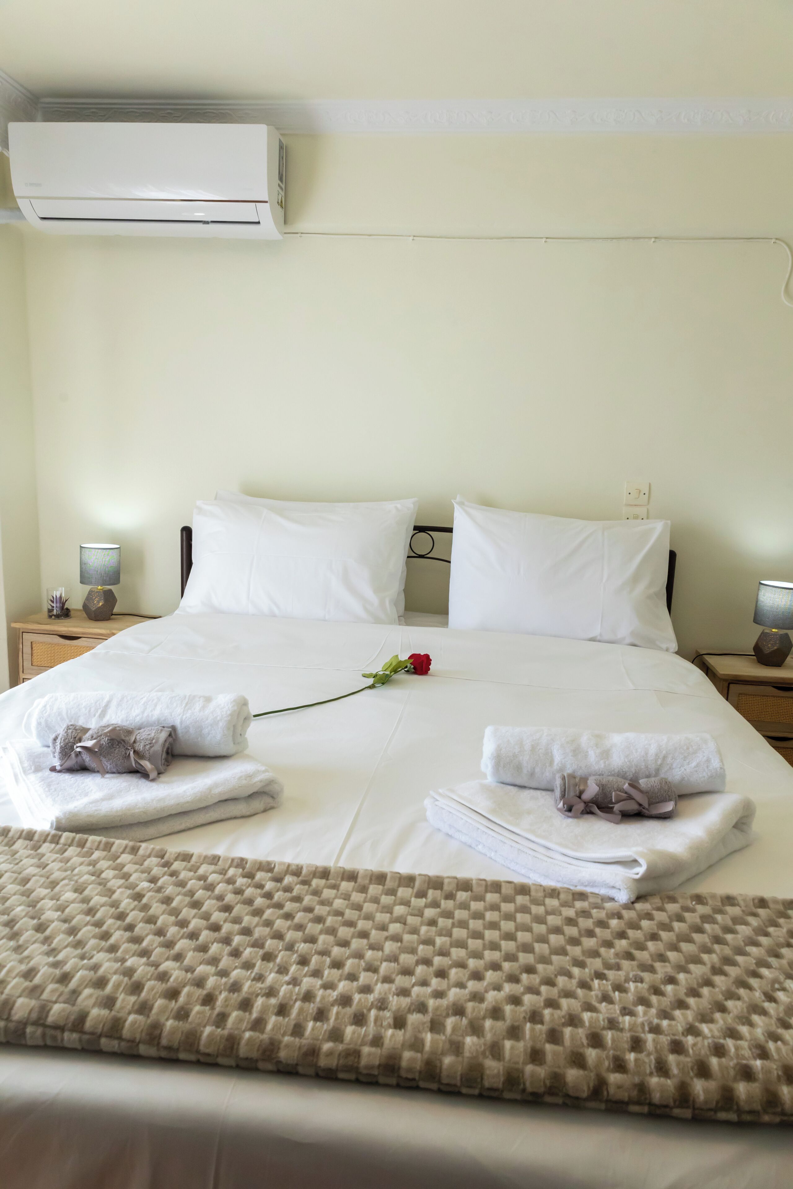2 bedrooms, iron/ironing board, internet, bed sheets