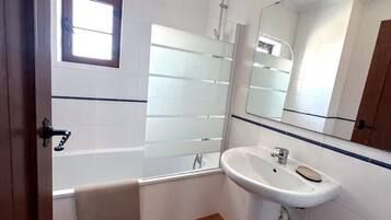 Een douche, een bidet, handdoeken