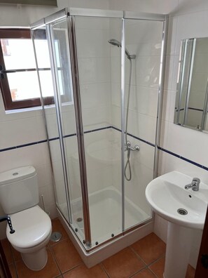 Regadera, bidet, toallas 