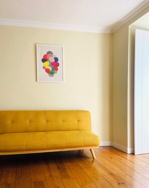 Smart TV - Sunny apartment for 3 in Alfama, in the heart of Lisbon, near the river. Pets allowed! (Lisboa)
