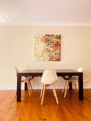 Dining - Sunny apartment for 3 in Alfama, in the heart of Lisbon, near the river. Pets allowed! (Lisboa)