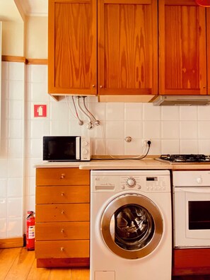 Private kitchen - Sunny apartment for 3 in Alfama, in the heart of Lisbon, near the river. Pets allowed! (Lisboa)