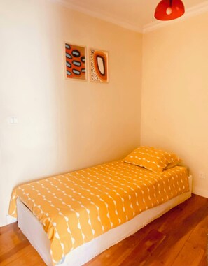 Iron/ironing board, WiFi, bed sheets - Sunny apartment for 3 in Alfama, in the heart of Lisbon, near the river. Pets allowed! (Lisboa)