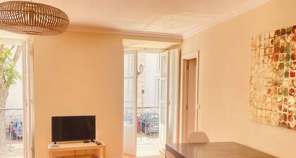 Sunny apartment for 3 in Alfama, in the heart of Lisbon, near the river. Pets allowed!