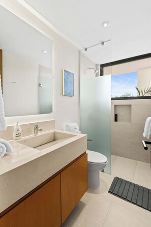 Shower, towels, shampoo - Alik: Studios with Partial Views to the Marina (Cruz de Huanacaxtle)