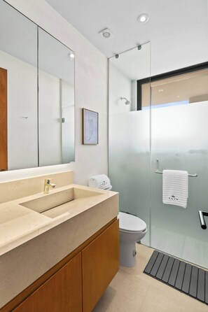 Dusche, Haartrockner, Handtücher, Shampoo