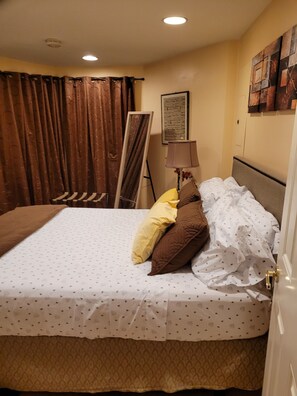 1 bedroom, iron/ironing board, WiFi, bed sheets - Serene 1-bedroom apartment in vibrant Washington (Washington)