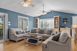 TV - Sandpiper Hideaway - Easy Beach Access (Indian Beach)