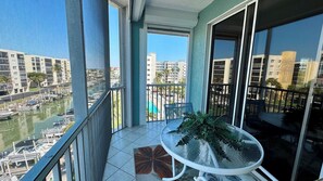 Outdoor dining - Casa Marina 424 - Dockside Living (Fort Myers Beach)