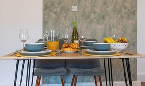 Dining - Modern 1-Bed Flat – Hamilton House, Bromley-by-Bow (London)