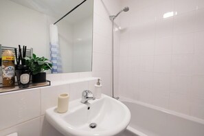 Shower, hair dryer, towels - Modern 1-Bed Flat – Hamilton House, Bromley-by-Bow (London)