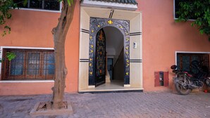 تفاصيل الفندق من الخارج
