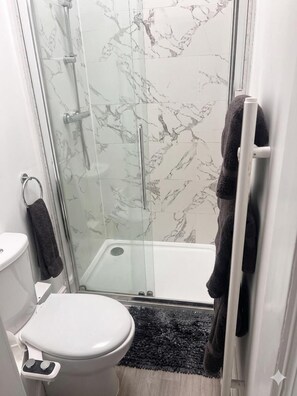 Dusche, Haartrockner, Handtücher, Seife