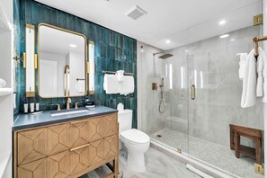 Douche, sèche-cheveux, serviettes fournies
