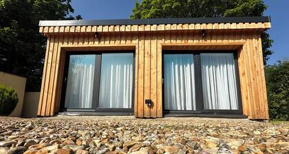 Luxury Cedar Lodge in country, near Goodwood, Chichester, Portsmouth