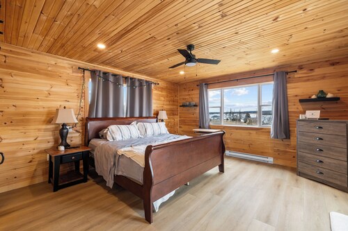 Beautiful 4 Bedroom Waterview Sunset Cottage