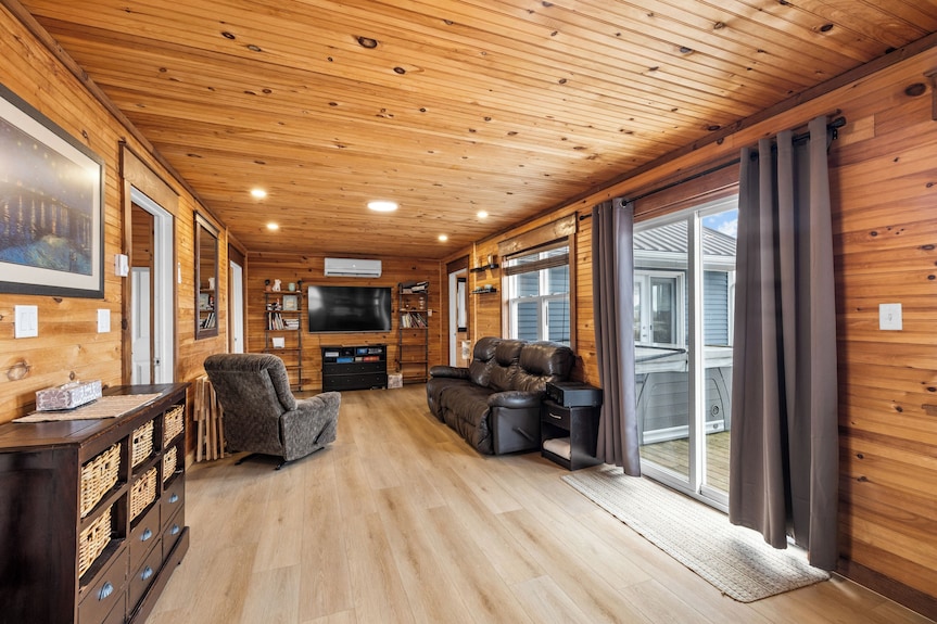 Beautiful 4 Bedroom Waterview Sunset Cottage - Prince Edward Island