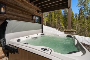 Outdoor spa tub - *Newly Built* Luxury Designed Ski-In/Out Estate (Big Sky)