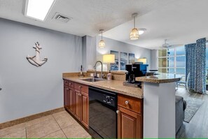 Private kitchen - Fabulous 2-bedroom condo with AC in Myrtle Beach (Myrtle Beach)