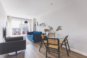 TV - Stylish Wimbledon Flat with Balcony (London)