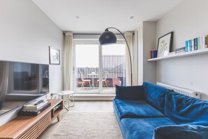 TV - Stylish Wimbledon Flat with Balcony (London)