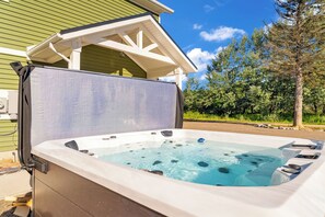 Outdoor spa tub - The Loft at Huron Shores, Golf Course Views & Relaxing Getaway (Port Sanilac)