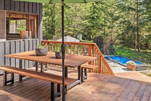 Outdoor dining - Deer Ranch, A Modern Redwood Sanctuary in Occidental (Occidental)