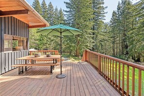 Outdoor dining - Deer Ranch, A Modern Redwood Sanctuary in Occidental (Occidental)