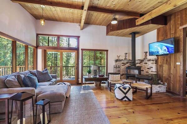Living area - Deer Ranch, A Modern Redwood Sanctuary in Occidental (Occidental)