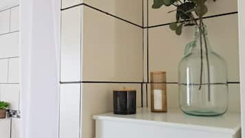 Haartrockner, Handtücher, Seife, Toilettenpapier