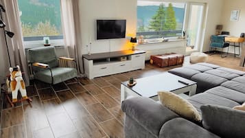 Smart-TV, Kamin, Bücher