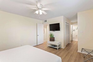 Iron/ironing board, WiFi, bed sheets - NEW! Adorable villa walking distance to the beach! (Miramar Beach)