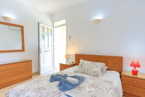 Iron/ironing board, travel cot, bed sheets - Anda Studio in Katavolos (Katavolos)