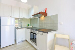 Fridge, toaster, cookware/dishes/utensils - Anda Studio in Katavolos (Katavolos)