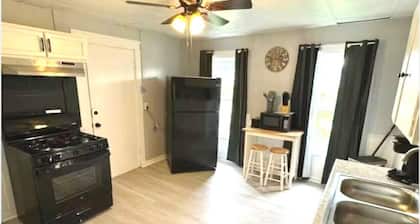 (H2) 2 Bdrm Apt Inner Harbor