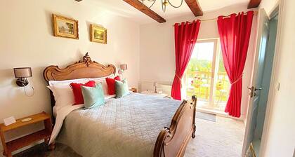 Stylish 3 bedroom premium mountain lodge in Transylvania! Phenomenal views!