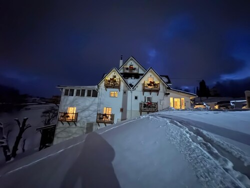 Stylish 3 bedroom premium mountain lodge in Transylvania! Phenomenal views!