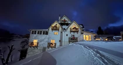 Stylish 3 bedroom premium mountain lodge in Transylvania! Phenomenal views!