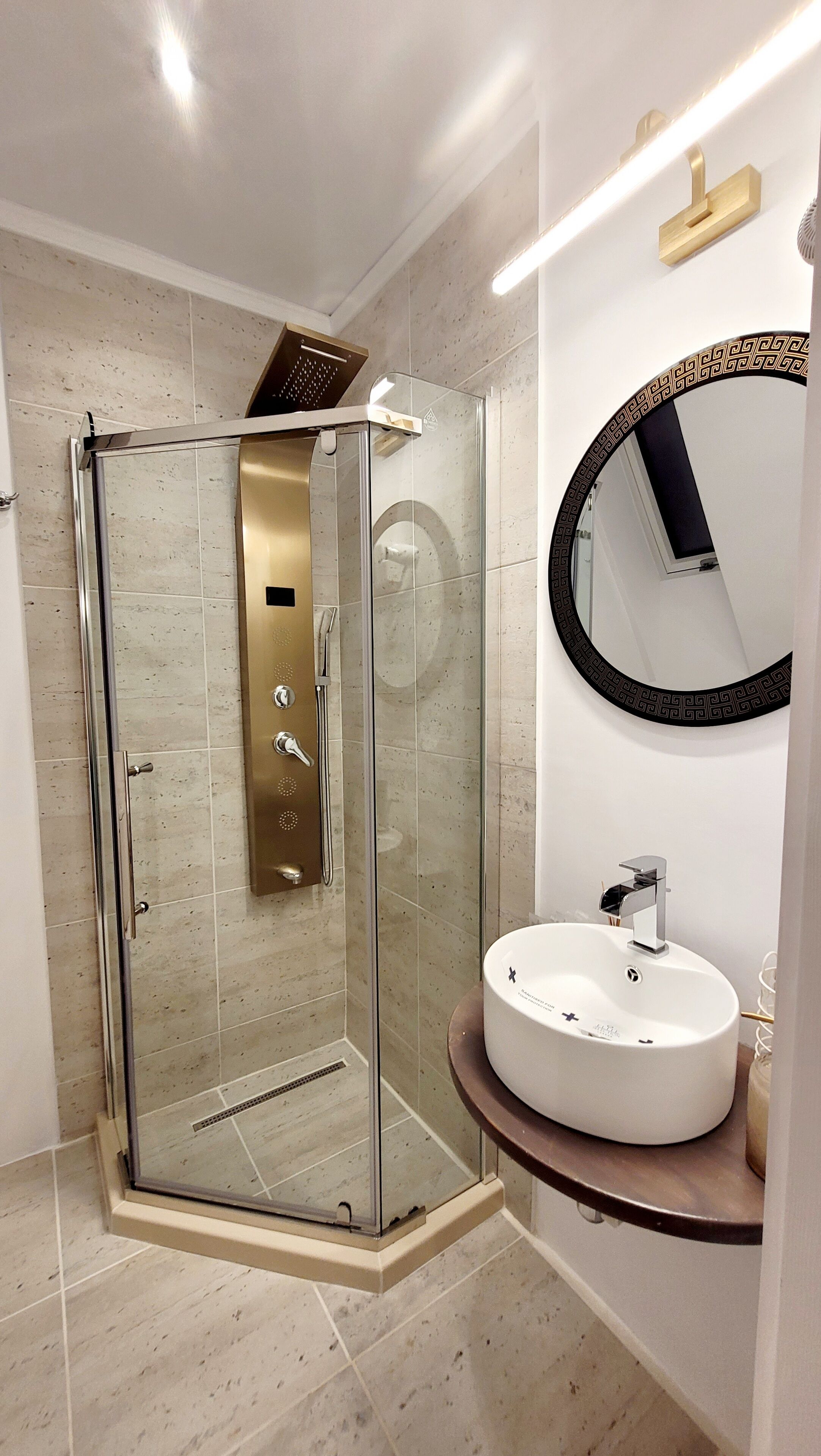 Douche, sèche-cheveux, serviettes fournies, savon