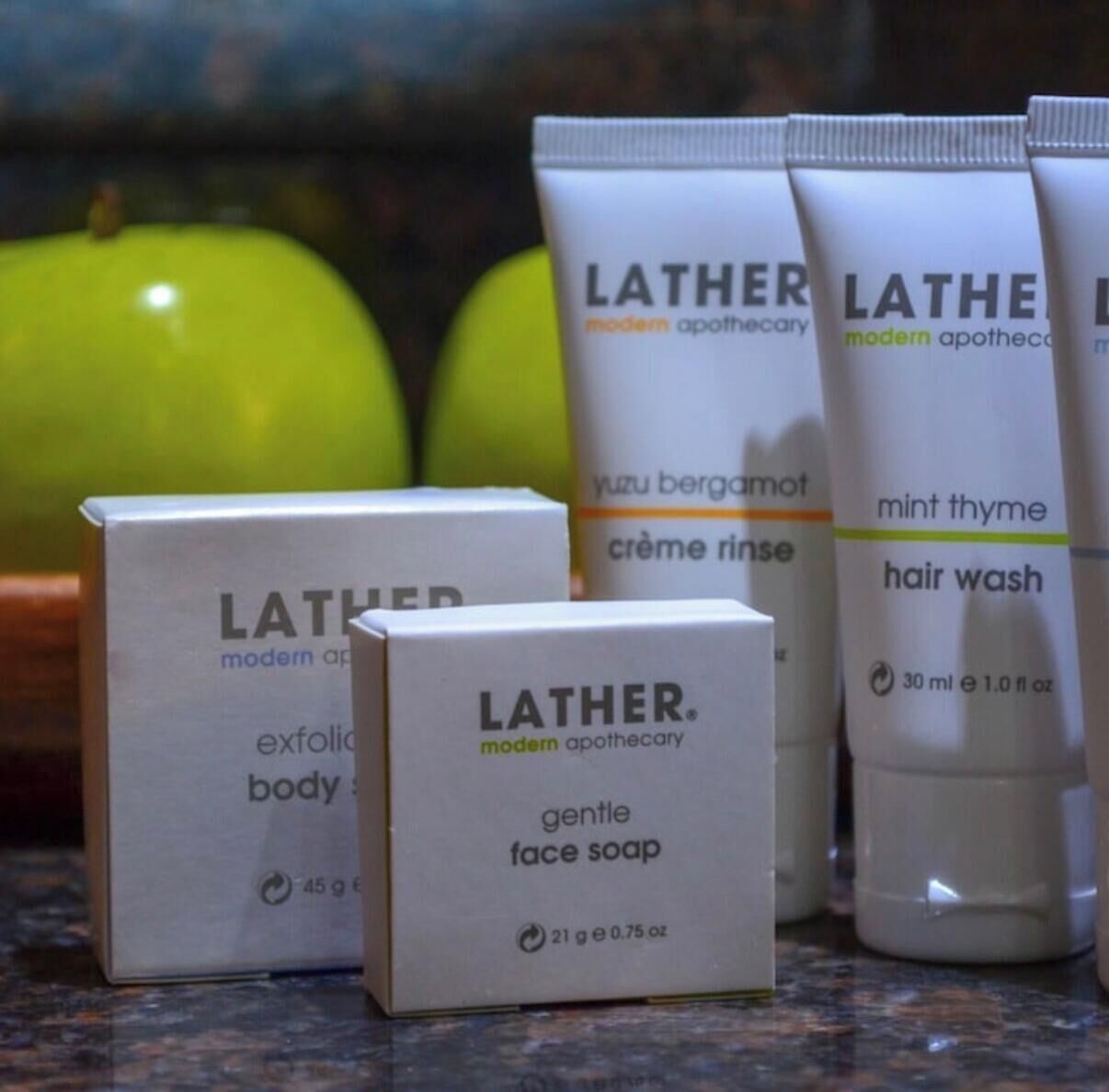 Diverse Lather moderne apothekersproducten, waaronder verzorging voor lichaam, gezicht en haar.
