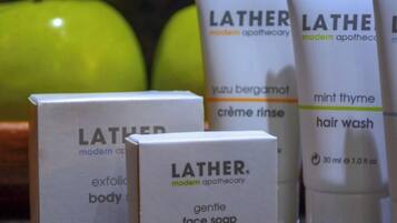 Diverse Lather moderne apothekersproducten, waaronder verzorging voor lichaam, gezicht en haar.