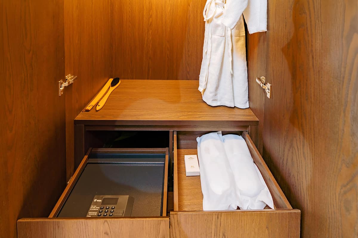 Huone, 1 suuri parisänky, tupakointi kielletty, kaupunkinäköala