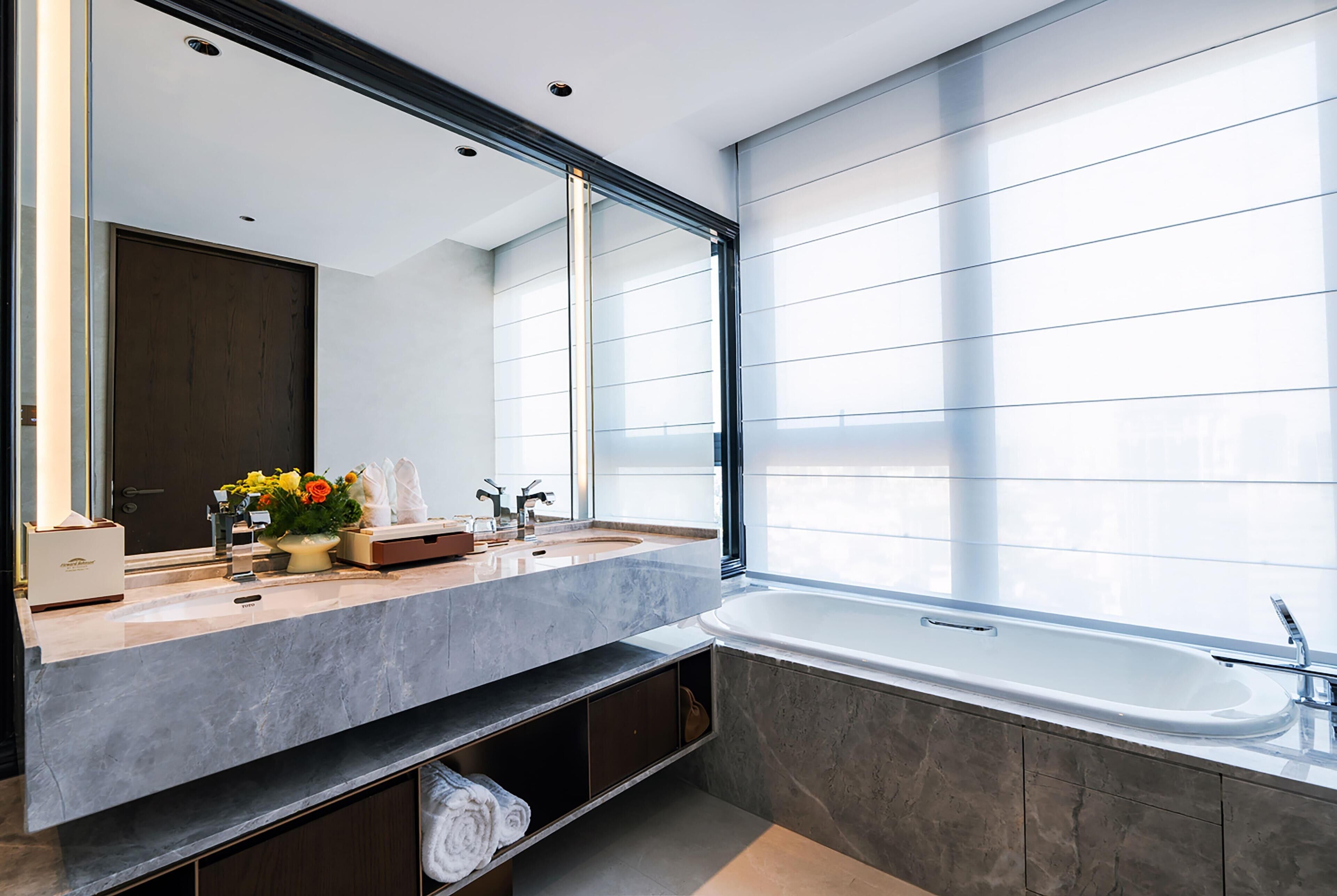 Luxury Room, 1 King Bed, Non Smoking, City View | Bathroom