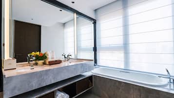 Luxury Room, 1 King Bed, Non Smoking, City View | Bathroom