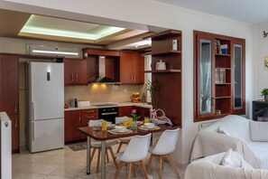 Private kitchen - Stella di Eleni Family House - Analipsi - 3 BR - Garden & Parking (Hersonissos)