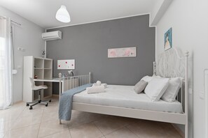 Familielejlighed - balkon - udsigt til have | Skrivebord, arbejdsområde til bærbare computere, strygejern/strygebræt
