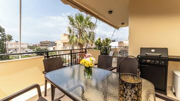 Familienapartment, Balkon, Gartenblick | Terrasse/Patio