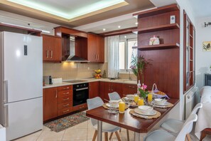 Familienapartment, Balkon, Gartenblick | Eigene Küche | Großer Kühlschrank, Mikrowelle, Ofen, Herdplatte