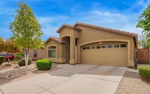 Exterior - Perfect 3-bedroom house w/ putting green & AC in tranquil San Tan Valley (San Tan Valley)