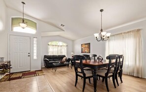 Dining - Perfect 3-bedroom house w/ putting green & AC in tranquil San Tan Valley (San Tan Valley)